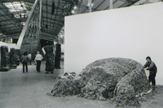 〈爬行之物〉， 黃永砅，1989， 裝置﹝紙漿、洗衣機、書籍、報紙﹞