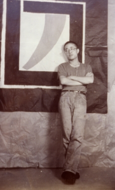 吳山專與其作品〈赤字字象製造者〉合影， 1985
