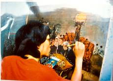 張曉剛在成都工作室，正創作的是作品《遺夢集－高高的祭台》，1987