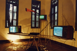 〈蹺蹺板〉，陳劭雄，1994，錄影裝置