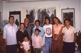 Ethan Cohen(右三)、Joan Lebold Cohen與李可染及其家人，李可染家中，八十年代初