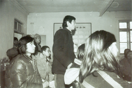 費大為在《中國現代藝術展》討論會上發言，1989﹝照片提供：王友身﹞