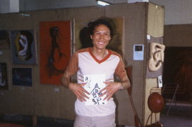 毛旭輝與寫上「蠢驢」的觀眾留言合影，《新具象》展，上海靜安區文化館，1985年6月