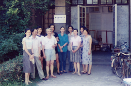 左起：施慧、陳仲常、劉正、萬曼、王一波、冉娜、班尼爾、盧如來、朱偉、李健健、曹衛紅，1986年攝於萬曼壁掛研究所門前