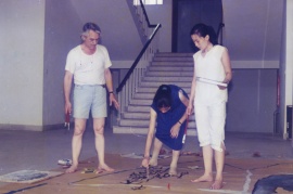 萬曼指導施慧（中）與朱偉製作〈壽〉，作品選送瑞士洛桑《第十三屆國際壁掛雙年展》，1986年7月
