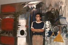 張健君站在他的作品〈時間/空間〉前，1983年